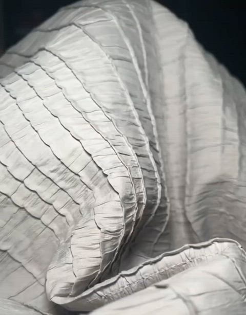 Every man should be woken up this way : video clip