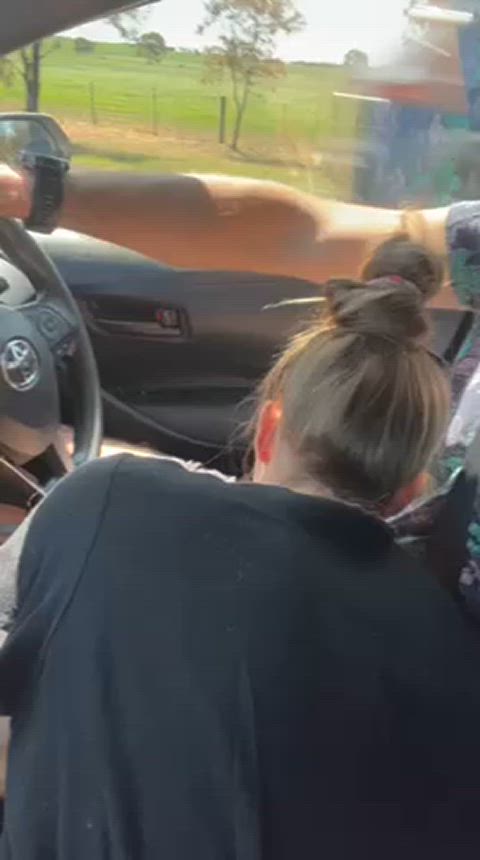 Good girls give blowjobs whenever, wherever… : video clip