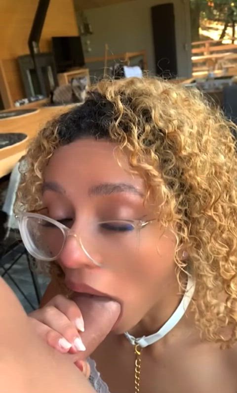 I like to keep eye contact while she is down my throat : video clip