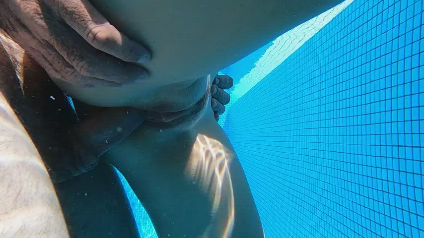 Cumming on her pussy in the pool : video clip