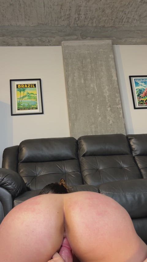 I love when he puts it in me : video clip