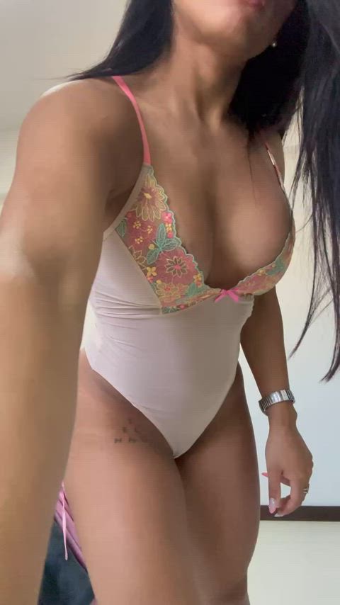 It's bursting out my shorts, just how I like it : video clip