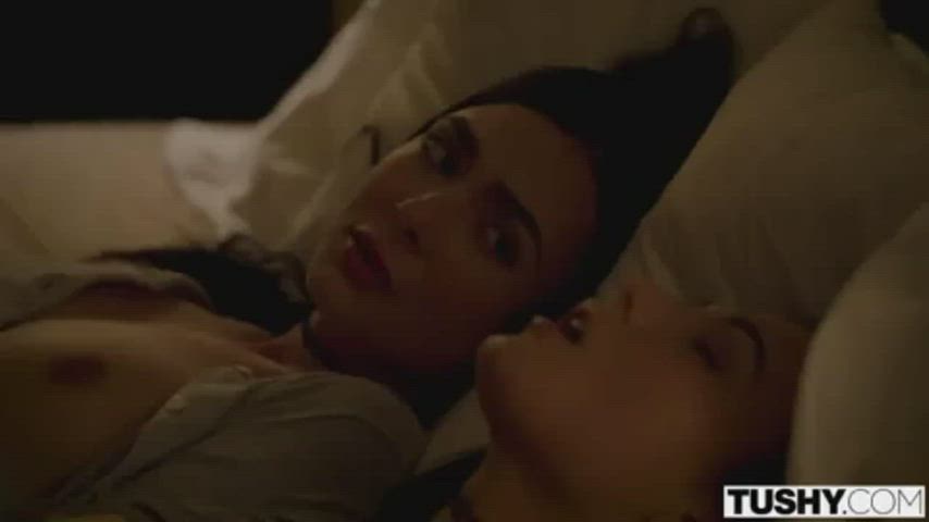 Ariana and Marley friends masturbating together : video clip