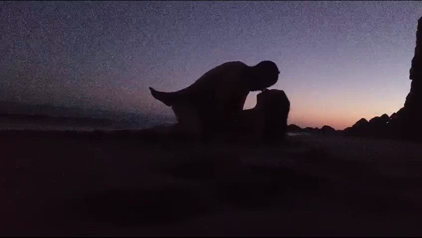 Así es como se disfruta de un atardecer en la orilla de la playa : video clip