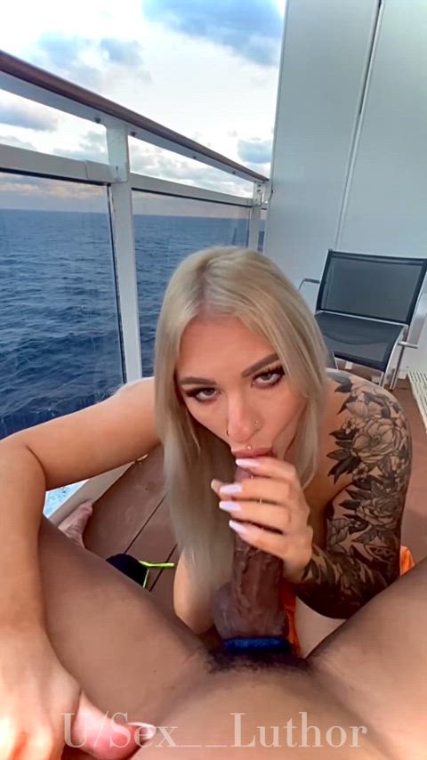 The balcony of a ship is top tier : video clip