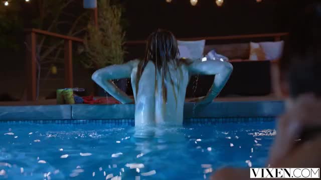 Ivy Wolfe getting out of the pool : video clip