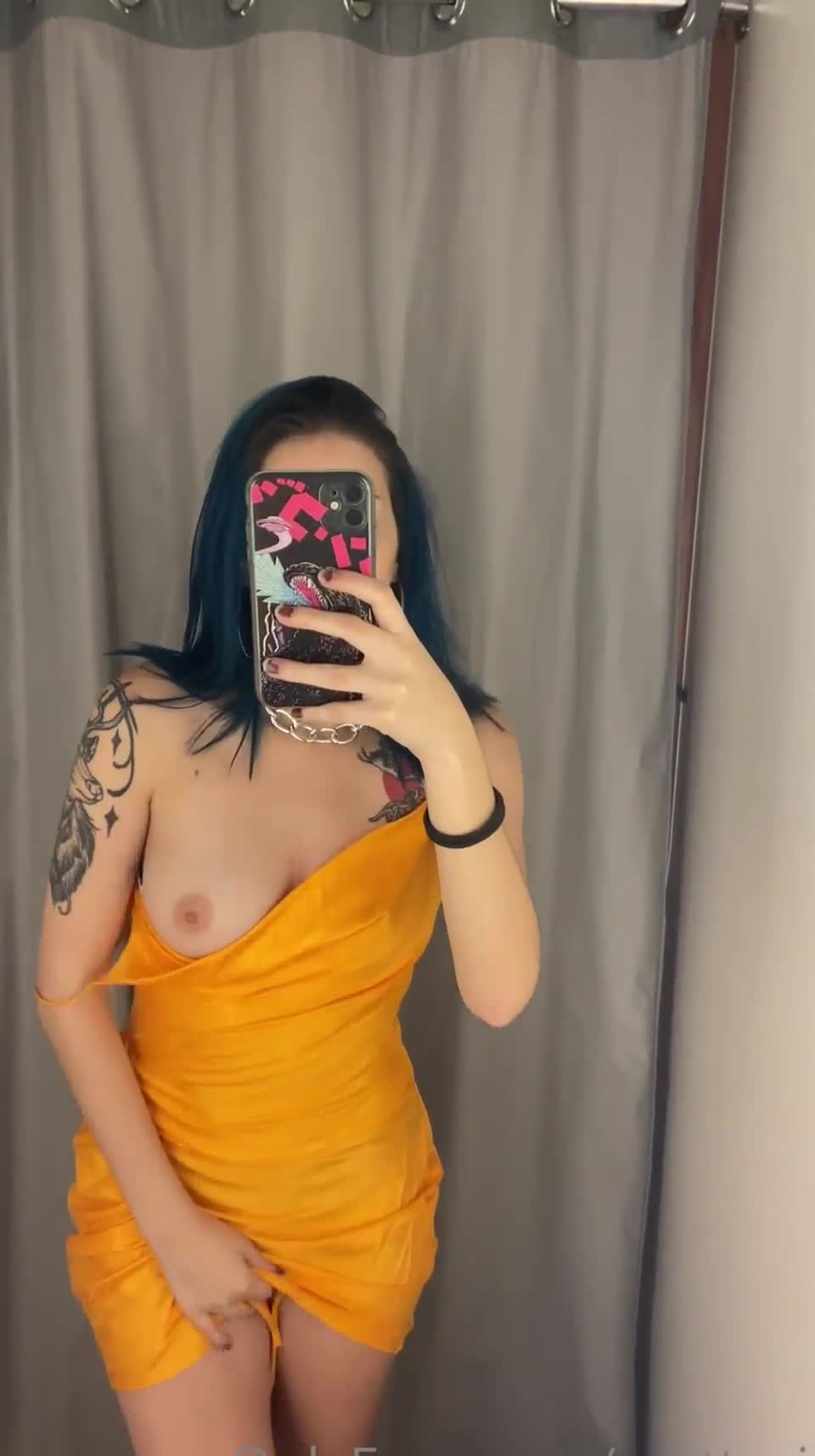 [f] You ever thought about having fun in a fitting room? : video clip