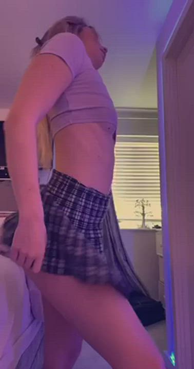 My skirt is the right length when my pussy is just exposed : video clip