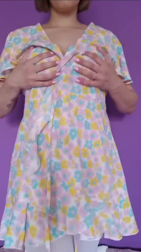 I don’t need a bra with this dress : video clip