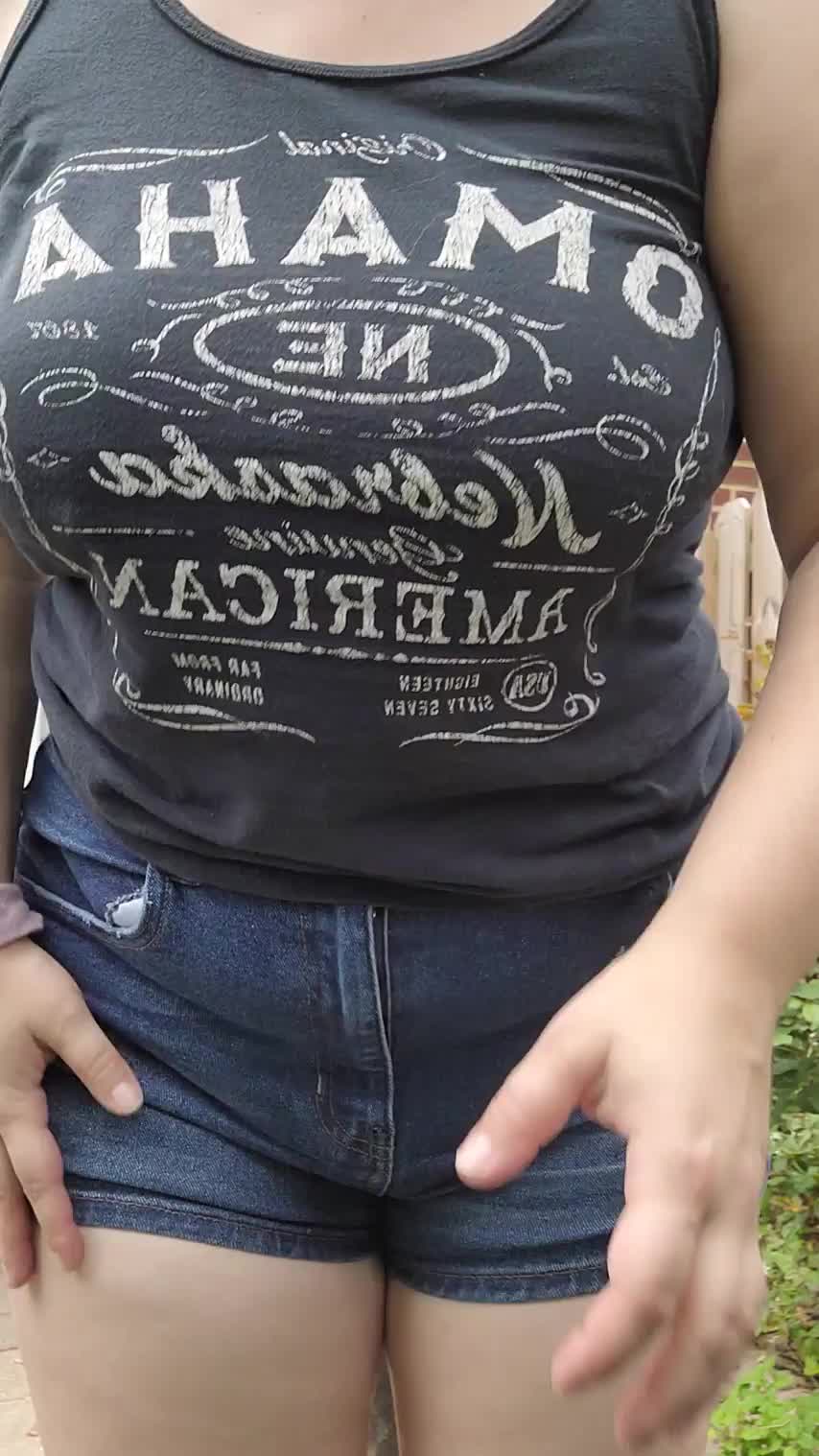 My boobs always end up stretching my shirts🙈 : video clip
