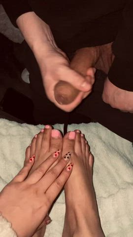 Cumming all over my gf sexy feet and hands : video clip