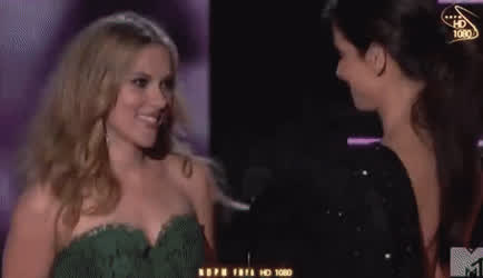 Scarlett Johansson kissing Sandra Bullock : video clip