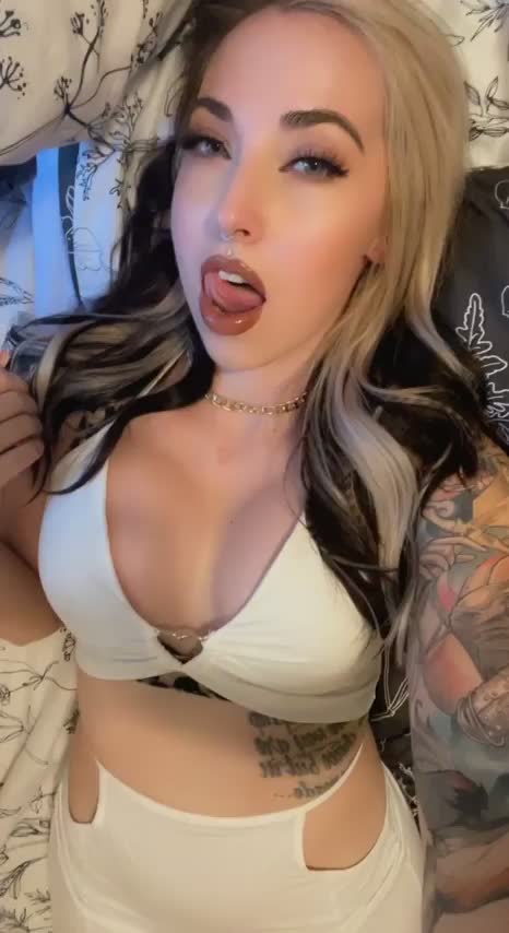 Just started my bimbofication! Seeing myself turning into a sex object makes me so horny. 🥵 : video clip