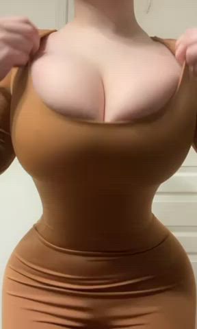 5’1, tiny waist, and some huge natural titties : video clip