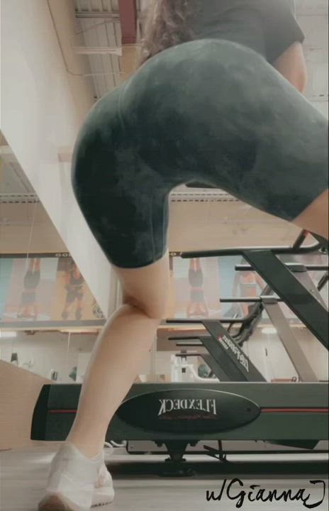The a/c is broken at my gym so I’m just doing what I gotta do [GIF] : video clip