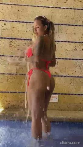 I LOVE getting wet! : video clip