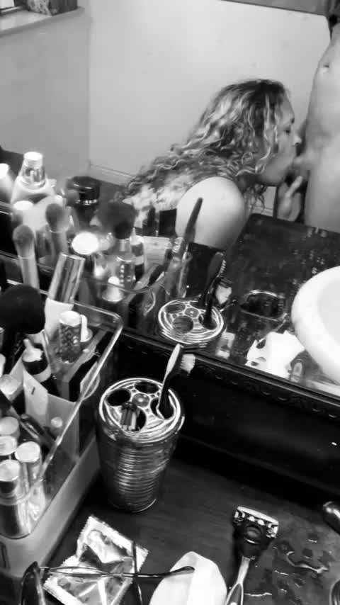 Squirting in black & white : video clip