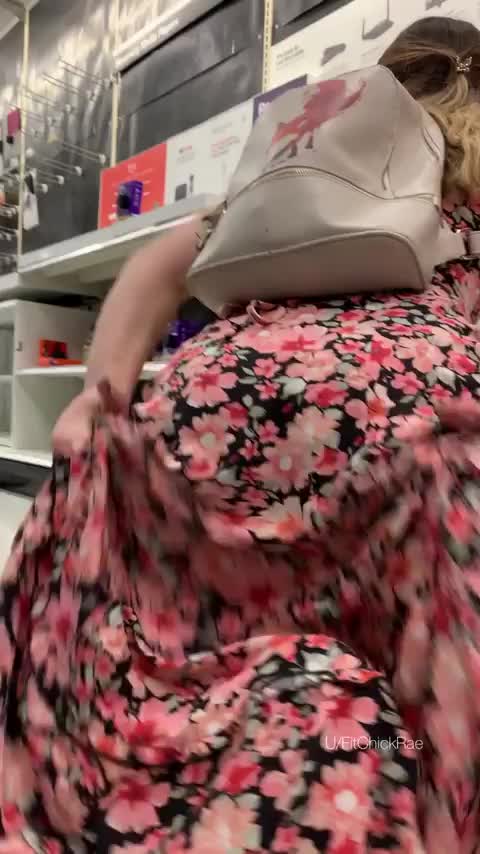 Rear pussy at Target : video clip