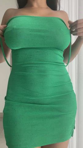 What my co-workers can't get to see when I wear my green dress : video clip