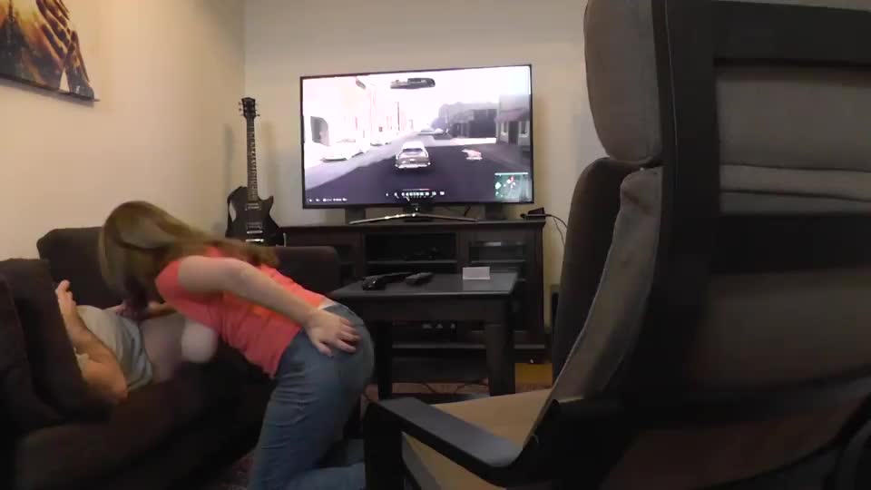 Gamer GF improves bad game with a suck & swallow : video clip