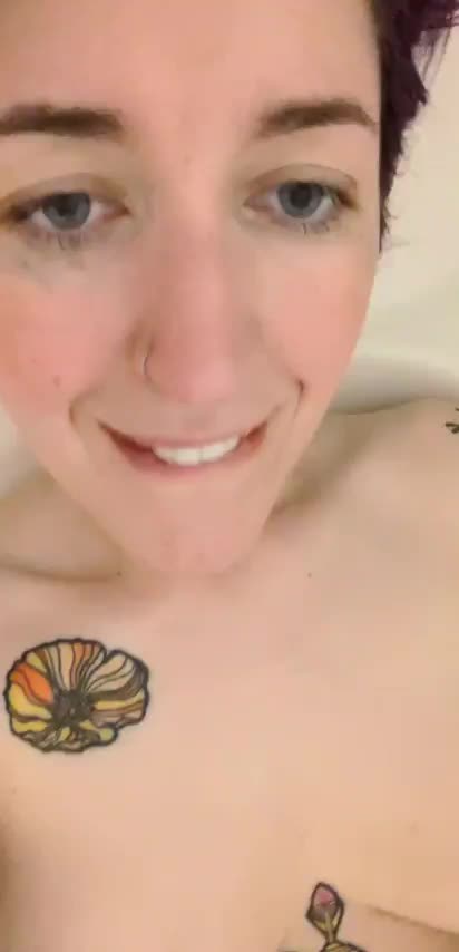 A little bathtub fun : video clip