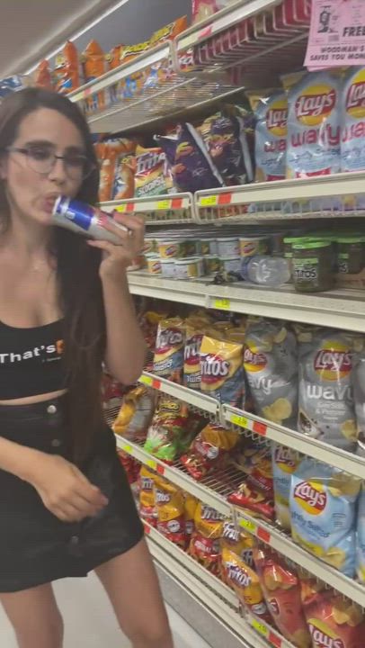 Fucking herself with a can : video clip