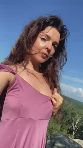 No panties hiking [gif] : video clip