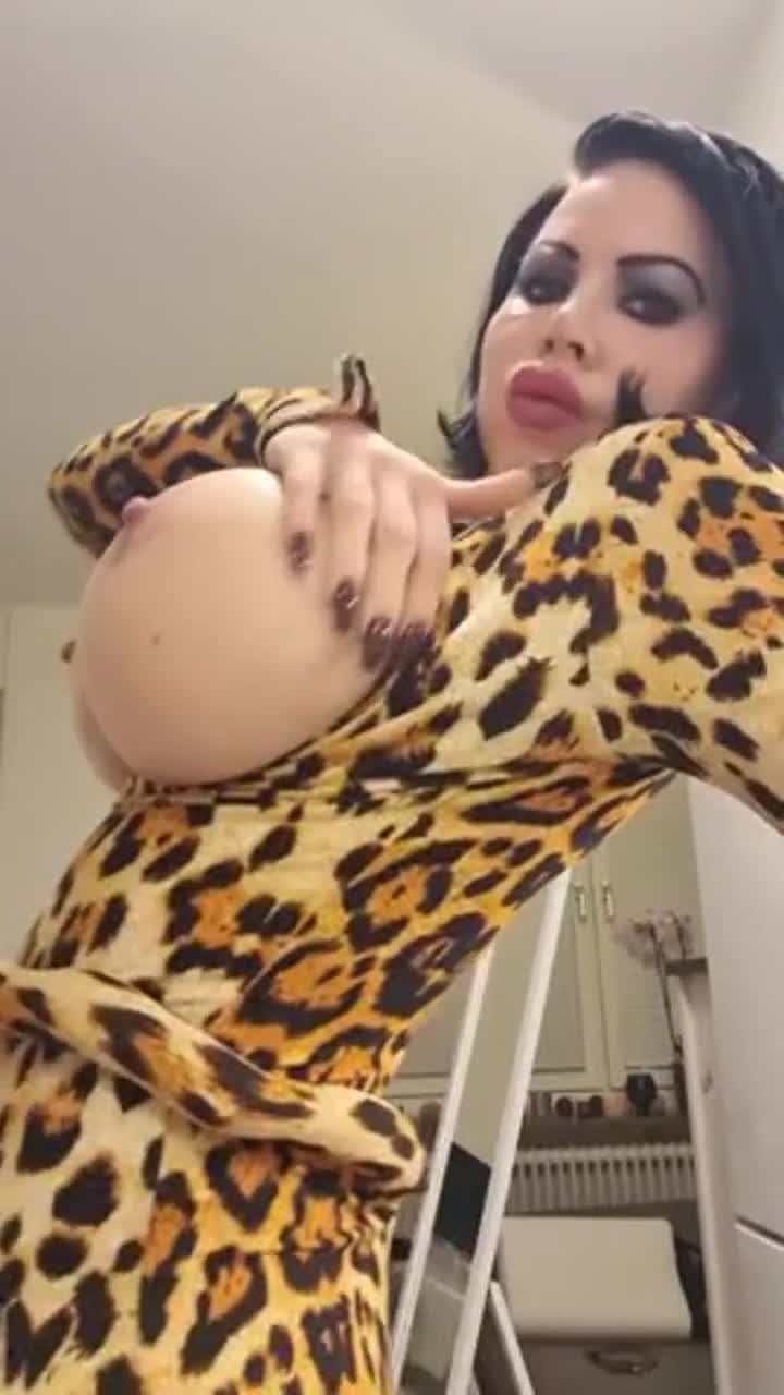 Bimbo Milf Showing Off Huge Tits : video clip