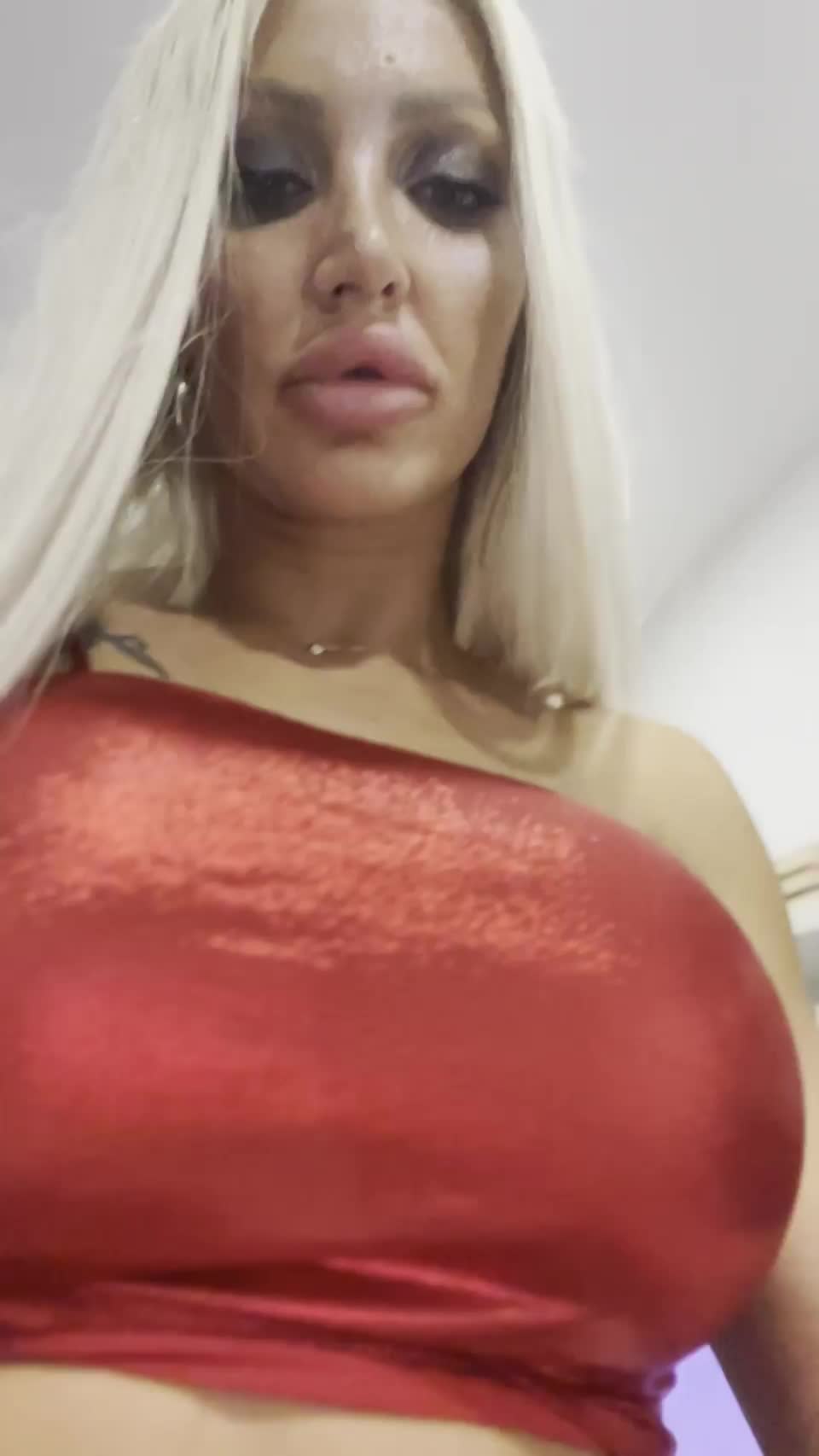 Say hi if you'd fuck mommySay hi if you'd fuck mommy : video clip