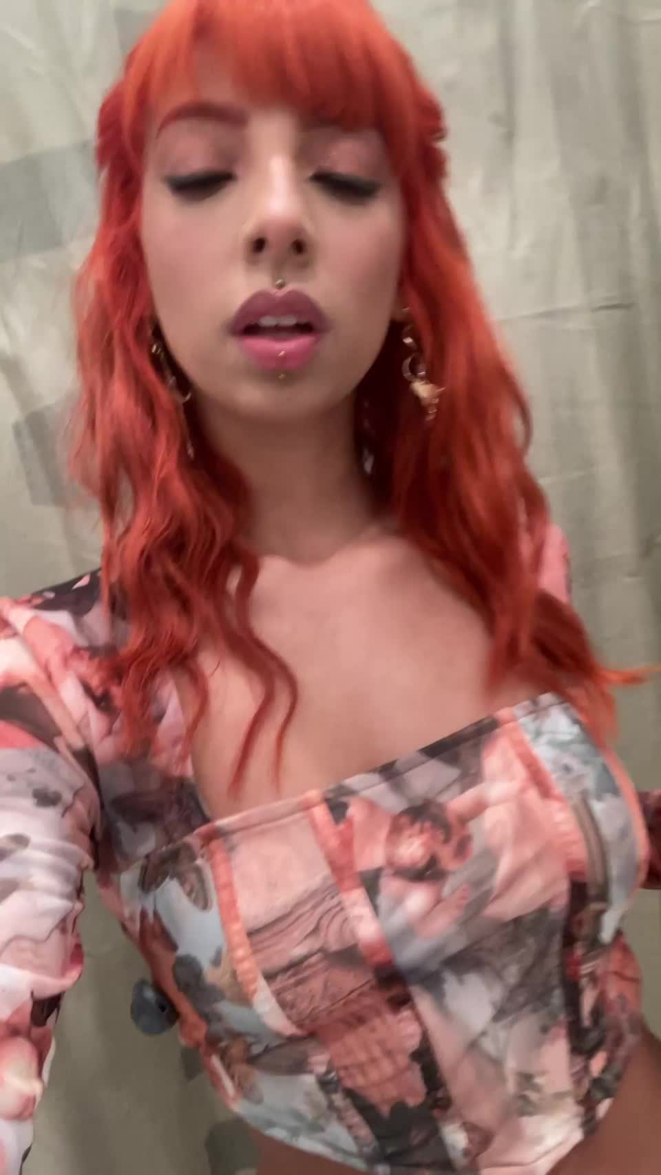 Went shopping and decided to have a little fun in the changing rooms : video clip