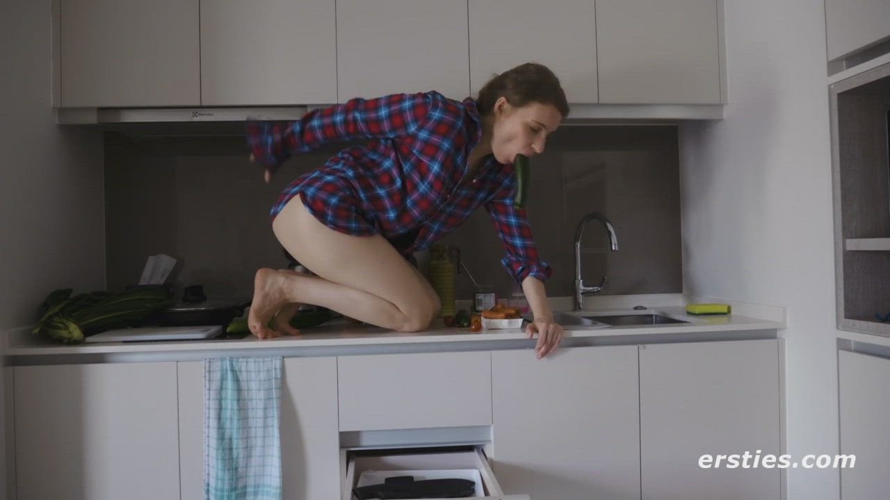 Fucking her own ass on her counter. : video clip