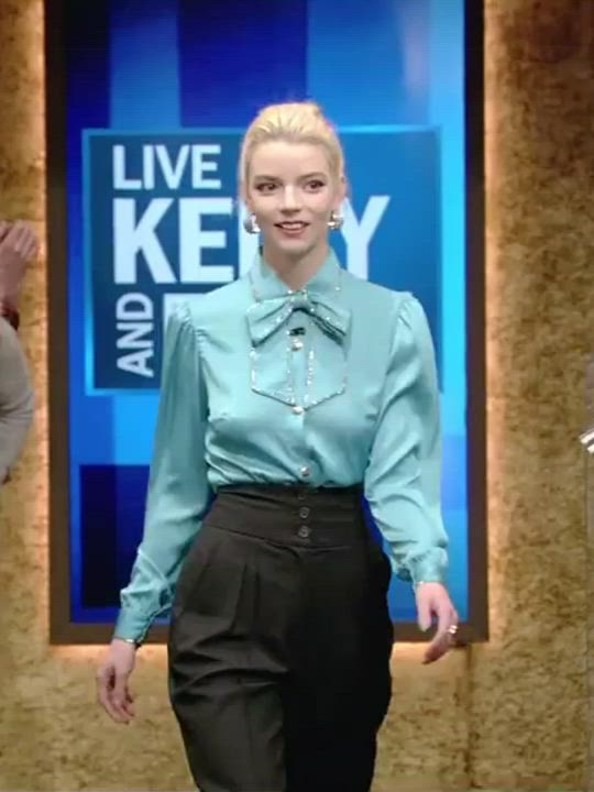 Anya Taylor-Joy showing off her braless bouncing breasts : video clip