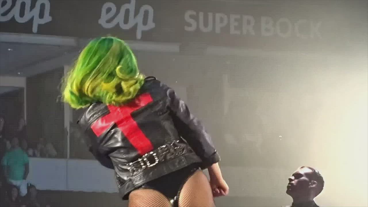 Lady Gaga's thick cheeks make me leak : video clip