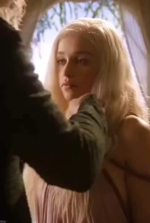 I’ll never forget the first time I saw Daenerys(Emilia Clarke) on my screen I’ve never wanted to breed a character so bad : video clip