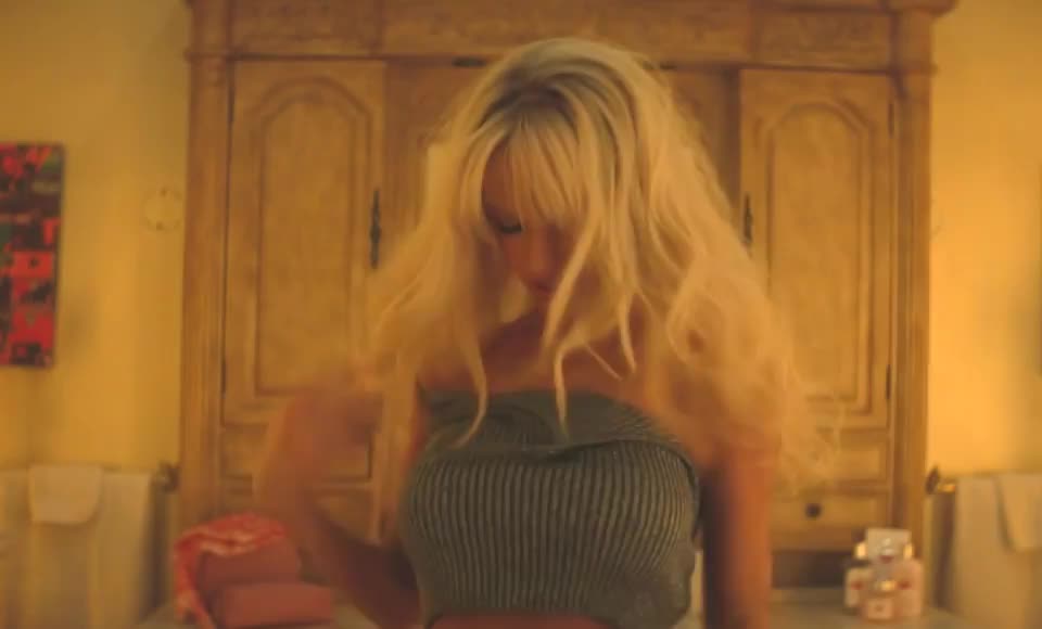 Lily James as Pamela Anderson in 'Pam & Tommy' : video clip