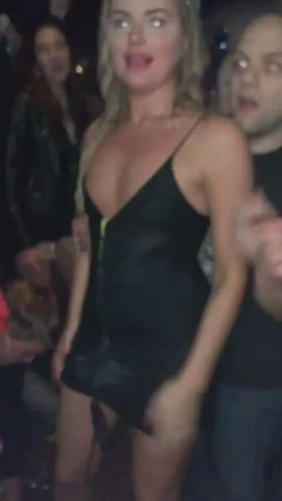 Revealing Her Asshole and Getting Slapped at The Club : video clip
