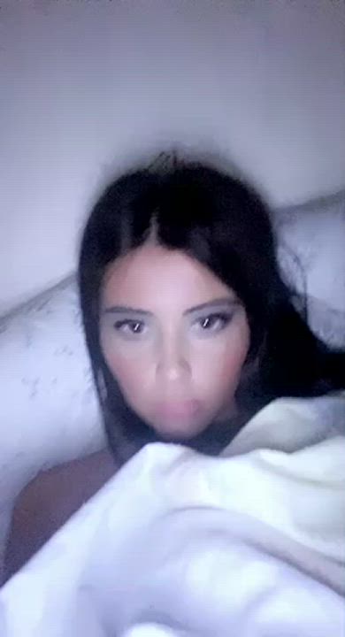 Just playing with her tits in bed : video clip