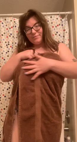 My towel doesn’t even cover my huge tits…🥵 : video clip