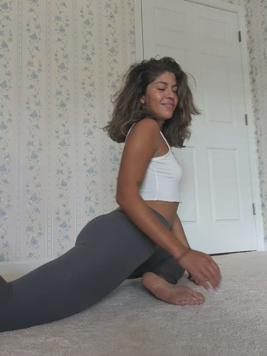 My yoga pants makes me thicker : video clip