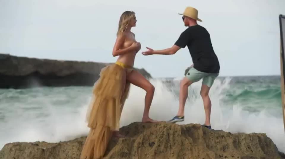 Kate Upton swept away : video clip