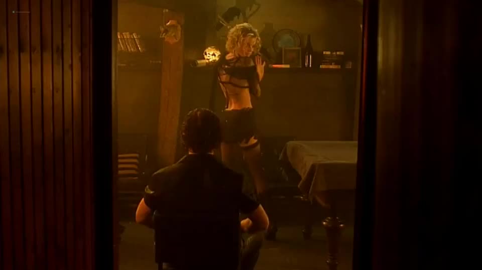 Rebecca Romijn in "Femme Fatale" (2002) : video clip