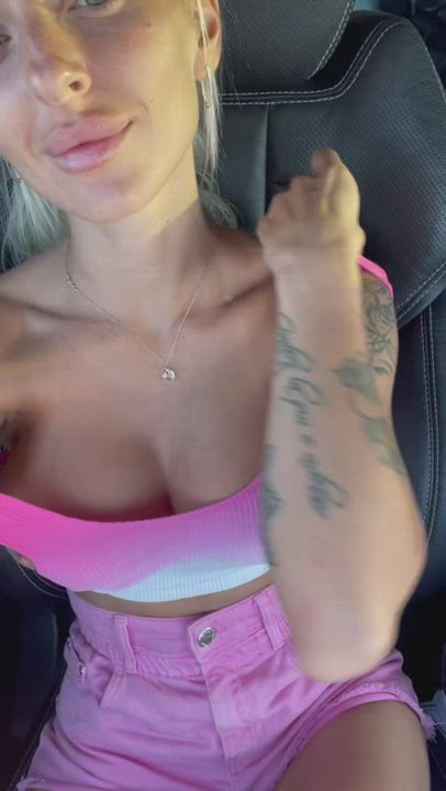 showed boobs in a car in a traffic jam!! who saw?)) 22F : video clip