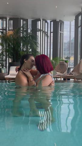 Lesbians in paradise : video clip