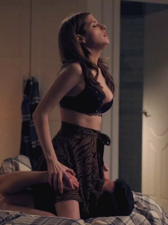 Anna Kendrick getting some oral action : video clip