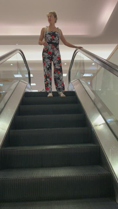 1st time flashing on the escalator [GIF] : video clip