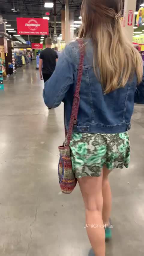 Flashing my tits at the grocery store [GIF] : video clip