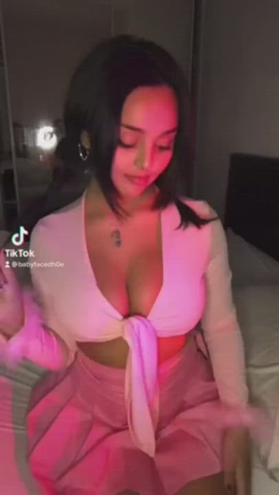 Bouncy Tits on The Curve : video clip