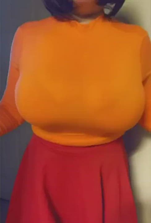 Velma showing off her goods (Cosplayer unknown) [Scooby-Doo] : video clip