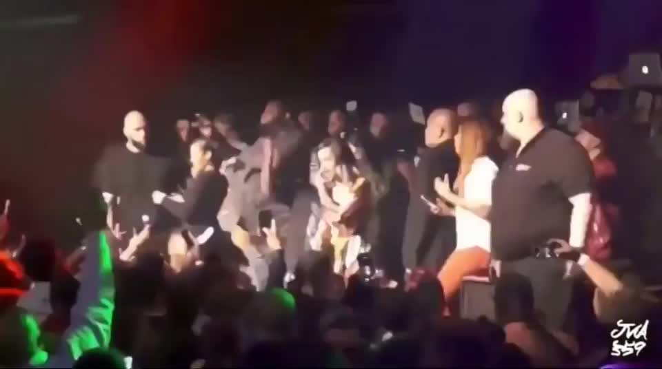 Cardi B Letting Some Fans Grope Her Tits At A Concert : video clip