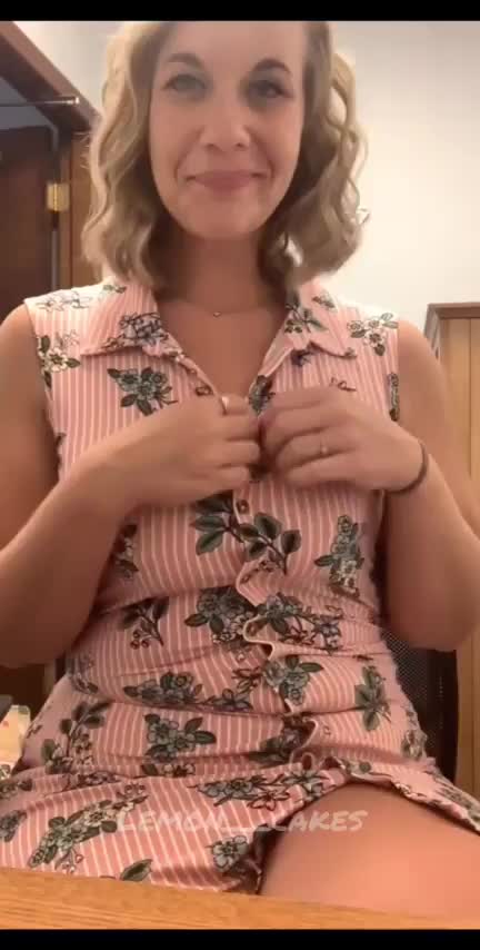 My boss isn’t here so (f)uck me in his office : video clip